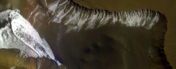 Склон гребня кратера на Марсе с отложениями сухого льда - Sputnik Азербайджан