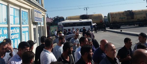 В Баку пассажирский автобус столкнулся с поездом В Баку пассажирский автобус столкнулся с поездом - Sputnik Азербайджан