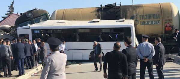 Ситуация на месте столкновения пассажирского автобуса с поездом в поселке Бина Хазарского района. 1 октября 2018 года - Sputnik Азербайджан