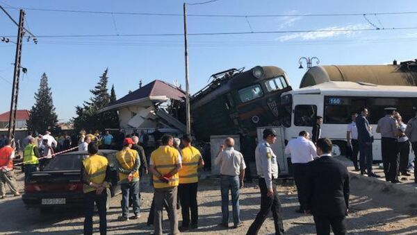 Ситуация на месте столкновения пассажирского автобуса с поездом в поселке Бина Хазарского района. 1 октября 2018 года - Sputnik Azərbaycan