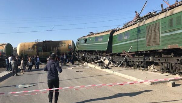 Ситуация на месте столкновения пассажирского автобуса с поездом в поселке Бина Хазарского района. 1 октября 2018 года - Sputnik Азербайджан