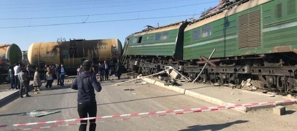Ситуация на месте столкновения пассажирского автобуса с поездом в поселке Бина Хазарского района. 1 октября 2018 года Ситуация на месте столкновения пассажирского автобуса с поездом в поселке Бина Хазарского района. 1 октября 2018 года - Sputnik Азербайджан