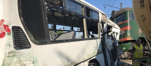 Ситуация на месте столкновения пассажирского автобуса с поездом в поселке Бина Хазарского района. 1 октября 2018 года - Sputnik Азербайджан