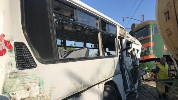 Ситуация на месте столкновения пассажирского автобуса с поездом в поселке Бина Хазарского района. 1 октября 2018 года - Sputnik Азербайджан