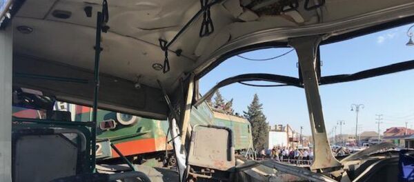 Ситуация на месте столкновения пассажирского автобуса с поездом в поселке Бина Хазарского района. 1 октября 2018 года - Sputnik Азербайджан