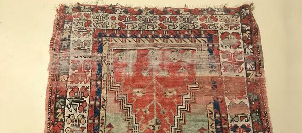 Старинный ковер, изъятый у гражданина Ирана Фатахеи Хоссейну Старинный ковер, изъятый у гражданина Ирана Фатахеи Хоссейну - Sputnik Азербайджан