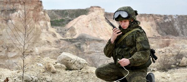 Военнослужащий вооруженных сил РФ во время разминирования жилых кварталов сирийского Алеппо - Sputnik Азербайджан