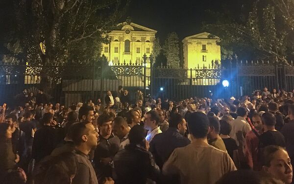 Граждане собираются перед зданием Парламента Армении (2 октября 2018). Еревaн - Sputnik Азербайджан