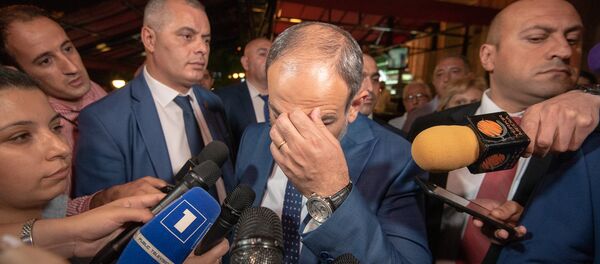 Премьер-министр Армении Никол Пашинян после встречи с руководителем фракции РПА Ваграмом Багдасаряном (1 октября 2018). Еревaн Премьер-министр Армении Никол Пашинян после встречи с руководителем фракции РПА Ваграмом Багдасаряном (1 октября 2018). Еревaн - Sputnik Азербайджан