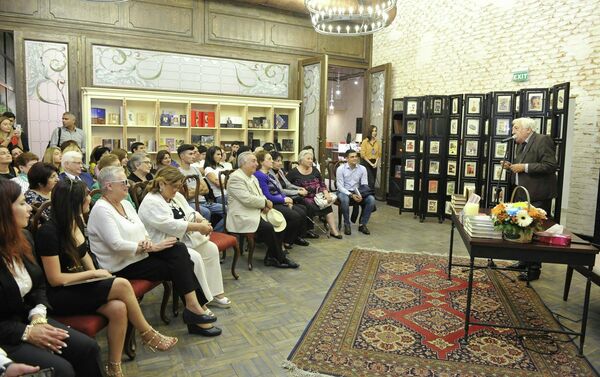 В Бакинским книжном центре прошел вечер памяти народного писателя Максуда Ибрагимбекова - Sputnik Азербайджан