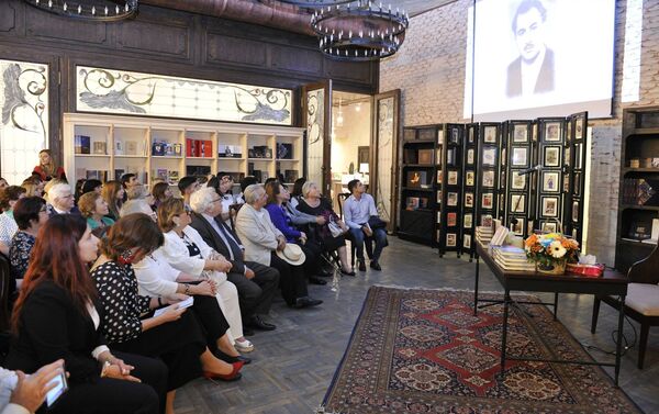В Бакинским книжном центре прошел вечер памяти народного писателя Максуда Ибрагимбекова - Sputnik Азербайджан