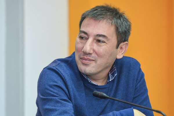 Модератор пресс-конференции Ильгар Велизаде - Sputnik Азербайджан