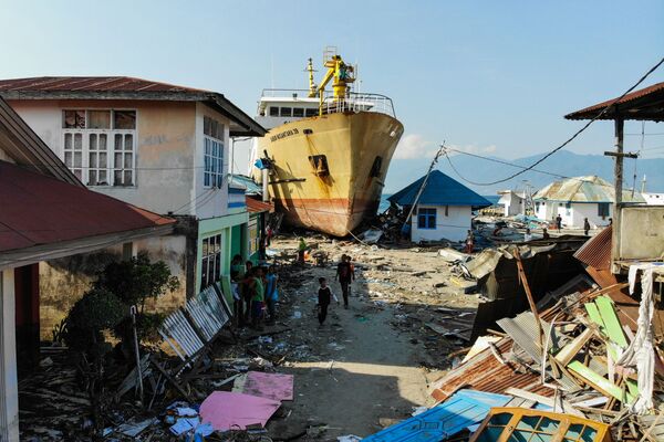 Вынесенный на берег в результате землетрясения и цунами паром Wani на острове Сулавеси, Индонезия - Sputnik Азербайджан