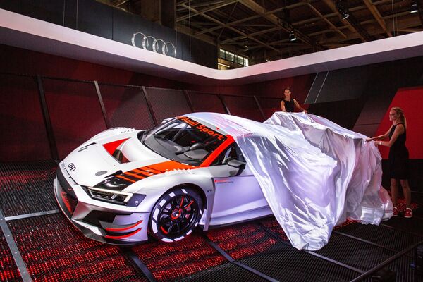 Презентация новой модели Audi Sport на открытии международного автосалона Mondial de l'Automobile в Париже - Sputnik Азербайджан