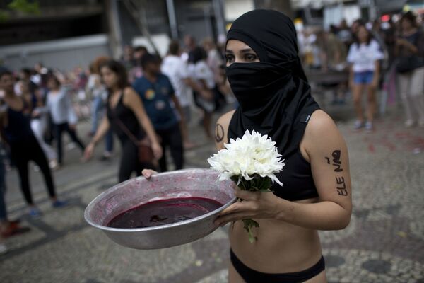 Участница протеста против Жаира Болсонара в Рио-де-Жанейро - Sputnik Азербайджан