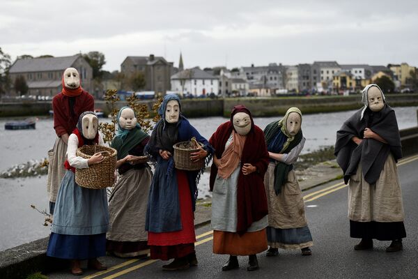 Актеры Bru Theatre во время уличного представления под названием The Fisherwives на набережной ирландского города Голуэй - Sputnik Азербайджан