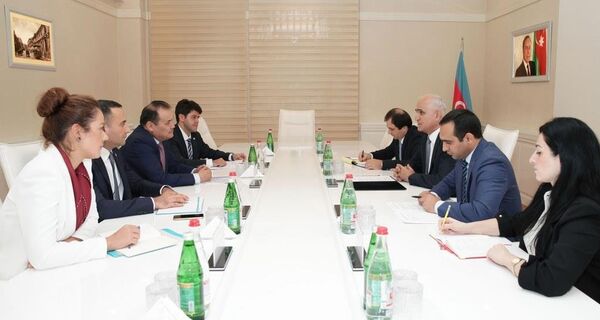 Встреча министра экономики Азербайджана Шахина Мустафаева с генеральным секретарем Совета сотрудничества тюркоязычных государств Багдадом Амреевым. Баку, 5 октября 2018 года Встреча министра экономики Азербайджана Шахина Мустафаева с генеральным секретарем Совета сотрудничества тюркоязычных государств Багдадом Амреевым. Баку, 5 октября 2018 года - Sputnik Азербайджан