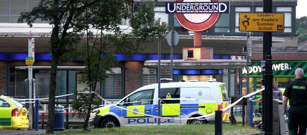Машина скорой помощи у станции метро в Лондоне, фото из архива Машина скорой помощи у станции метро в Лондоне, фото из архива - Sputnik Азербайджан