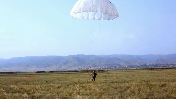 Проведены тренировки по парашютной подготовке - Sputnik Азербайджан