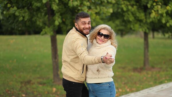 Азербайджанский певец Султан Мешадиев с матерью - Sputnik Азербайджан