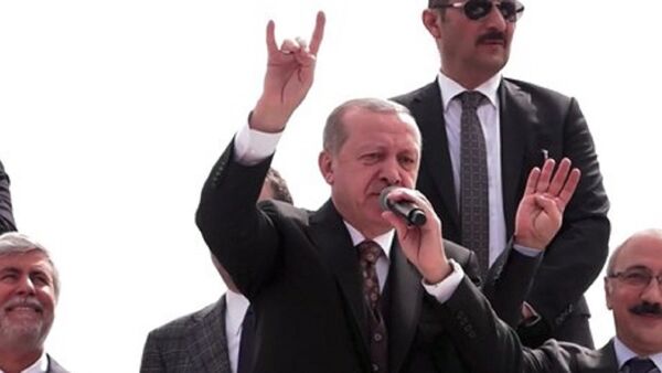 Cumhurbaşkanı Recep Tayyip Erdoğan'dan bozkurt işareti - Sputnik Azərbaycan