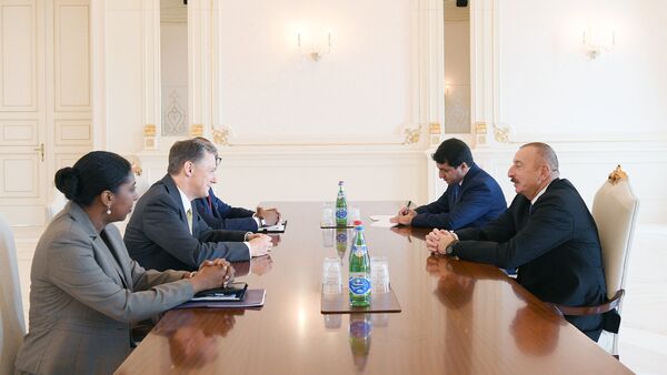 Президент Ильхам Алиев и заместитель помощника госсекретаря США по вопросам Европы и Евразии Джордж Кент - Sputnik Азербайджан