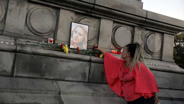 İnsanlar qətlə yetirilmiş jurnalist Viktoriya Marinovanın xatirəsini yad edirlər. Bolqarıstan, Ruse şəhəri, 8 oktyabr 2018-ci il - Sputnik Azərbaycan