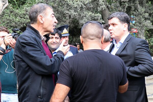 Nəqliyyat eksperti Elməddin Muradlı reyd keçirilən ərazidə sürücülərlə söhbət edərkən Nəqliyyat eksperti Elməddin Muradlı reyd keçirilən ərazidə sürücülərlə söhbət edərkən - Sputnik Azərbaycan