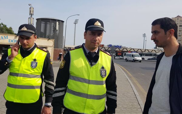 20 Yanvar metrostansiyası yaxınlığında qanunsuz fəaliyyət göstərən taksi sürücülərinə qarşı reyd. 10 oktyabr 2018-ci il - Sputnik Azərbaycan