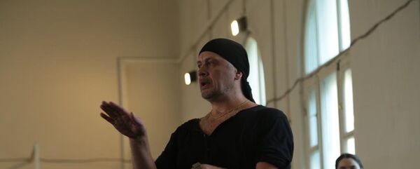 Педагог-репетитор Большого театра Марк Перетокин в ходе мастер-класса в балетной труппе Азербайджанского государственного театра оперы и балета Педагог-репетитор Большого театра Марк Перетокин в ходе мастер-класса в балетной труппе Азербайджанского государственного театра оперы и балета - Sputnik Азербайджан
