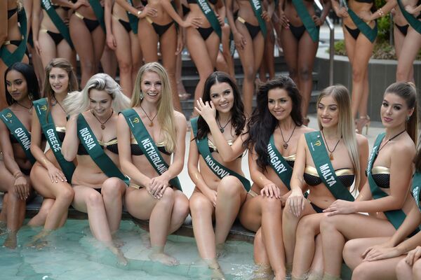 Кандидатки на звание Мисс Земля-2018 во время фотосессии у бассейна, Манила - Sputnik Азербайджан