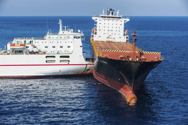Столкнувшиеся тунисский и кипрский корабль в водах Средиземного моря у Корсики - Sputnik Азербайджан