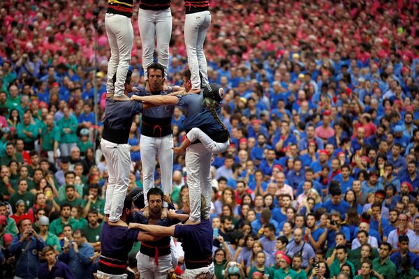 Члены группы Capgrossos de Mataro составляют пирамиду из людей на фестивале в испанском городе Таррагона - Sputnik Азербайджан