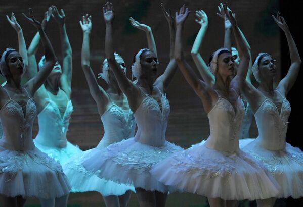 Участницы концерта Kremlin Gala Звезды балета XXI века на сцене Государственного Кремлевского дворца - Sputnik Азербайджан