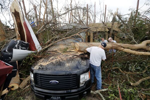 Люди распиливают поваленные ураганом Майкл деревья в Панама-Сити, Флорида - Sputnik Азербайджан