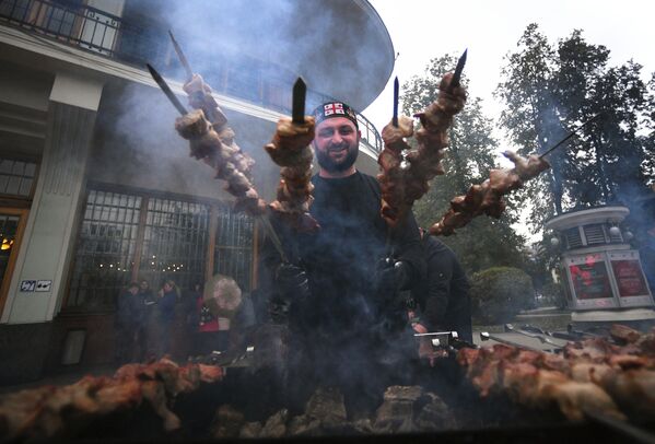 Приготовление шашлыка в ресторанном дворике на фестивале грузинской культуры Тбилисоба в саду Эрмитаж в Москве - Sputnik Азербайджан