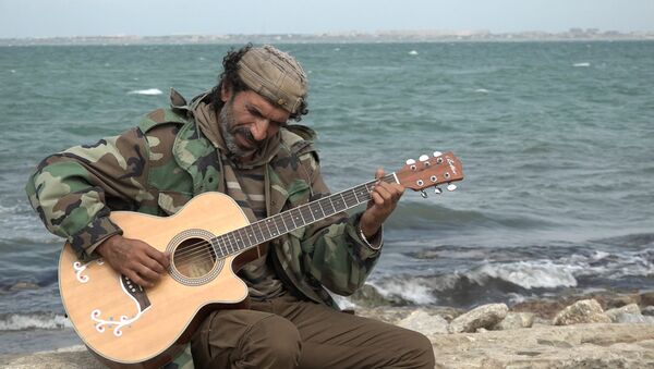 Талант от Бога на берегу Каспия: все свои песни он написал за решеткой - Sputnik Азербайджан