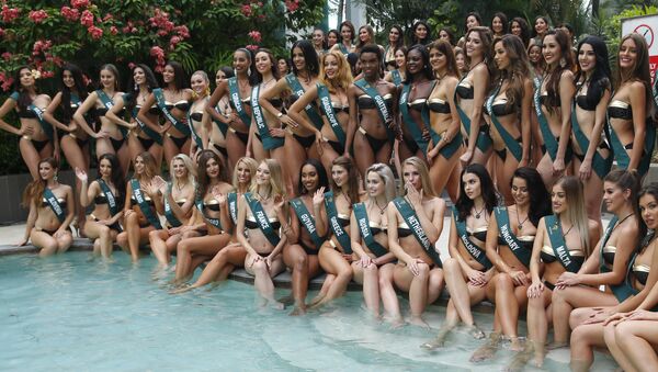 Кандидатки на звание Мисс Земля-2018 во время фотосессии у бассейна - Sputnik Azərbaycan
