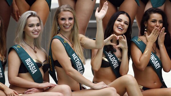Кандидатки на звание Мисс Земля-2018 во время фотосессии у бассейна - Sputnik Азербайджан