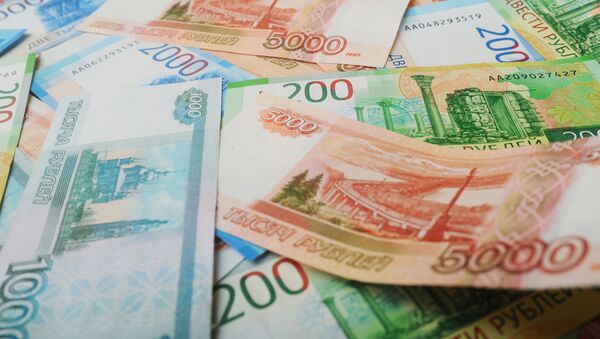 Банкноты номиналом 200, 2000 и 5000 тысяч рублей - Sputnik Azərbaycan