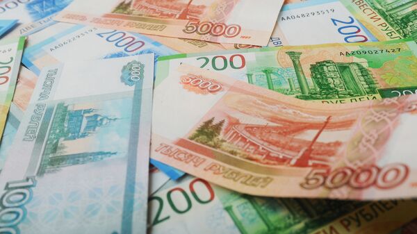 Банкноты номиналом 200, 2000 и 5000 тысяч рублей - Sputnik Азербайджан