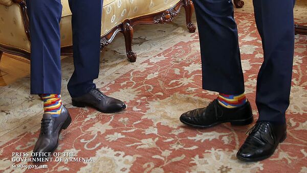 Премьер-министры Армении и Канады Никол Пашинян и Джастин Трюдо надели подарочные носки - Sputnik Азербайджан