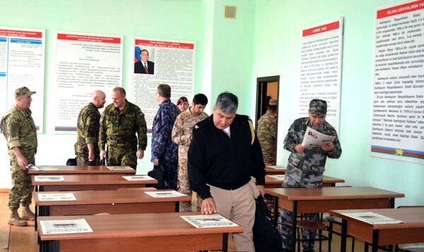 Военные атташе иностранных государств, аккредитованные в Азербайджане, посетили одну из воинских частей Военные атташе иностранных государств, аккредитованные в Азербайджане, посетили одну из воинских частей - Sputnik Азербайджан
