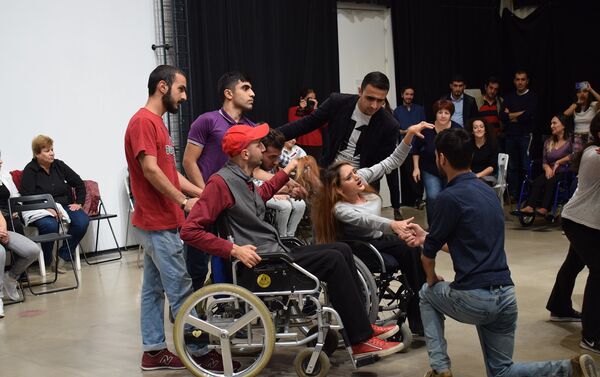 Люди с ограниченными возможностями представили зрителям спектакли, в которых рассказали о своих проблемах - Sputnik Азербайджан