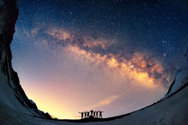 Туристы на фоне млечного пути в горах Непала - Sputnik Азербайджан