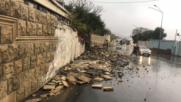 На Биби-Эйбатской дороге обрушилась часть подпорной стены - Sputnik Азербайджан
