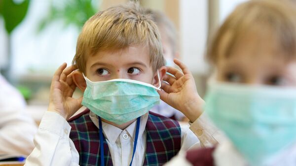 Профилактические меры против гриппа в школе Южно-Сахалинска - Sputnik Азербайджан