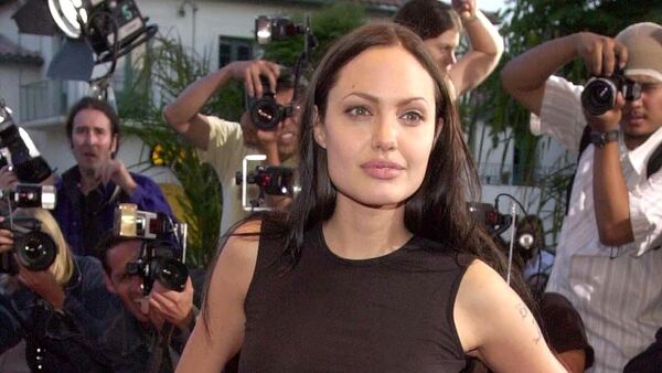 Анджелина Джоли на премьере фильма Лара Крофт: Расхитительница гробниц, Лос-Анджелес, 11 июня 2001 года - Sputnik Азербайджан