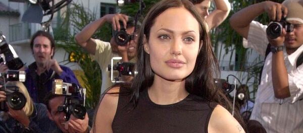 Анджелина Джоли на премьере фильма Лара Крофт: Расхитительница гробниц, Лос-Анджелес, 11 июня 2001 года - Sputnik Азербайджан