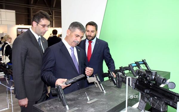 Министр обороны Азербайджана принимает участие на Международной Выставке Будущих Сил 2018 - Sputnik Азербайджан